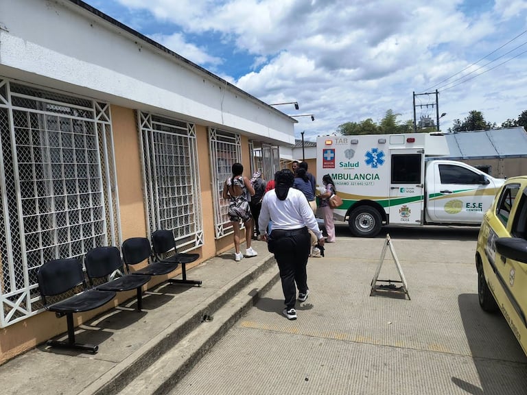 La comunidad apoyó al personal sanitario de este municipio a la hora del trasladado de uno de los lesionados a hospital local.