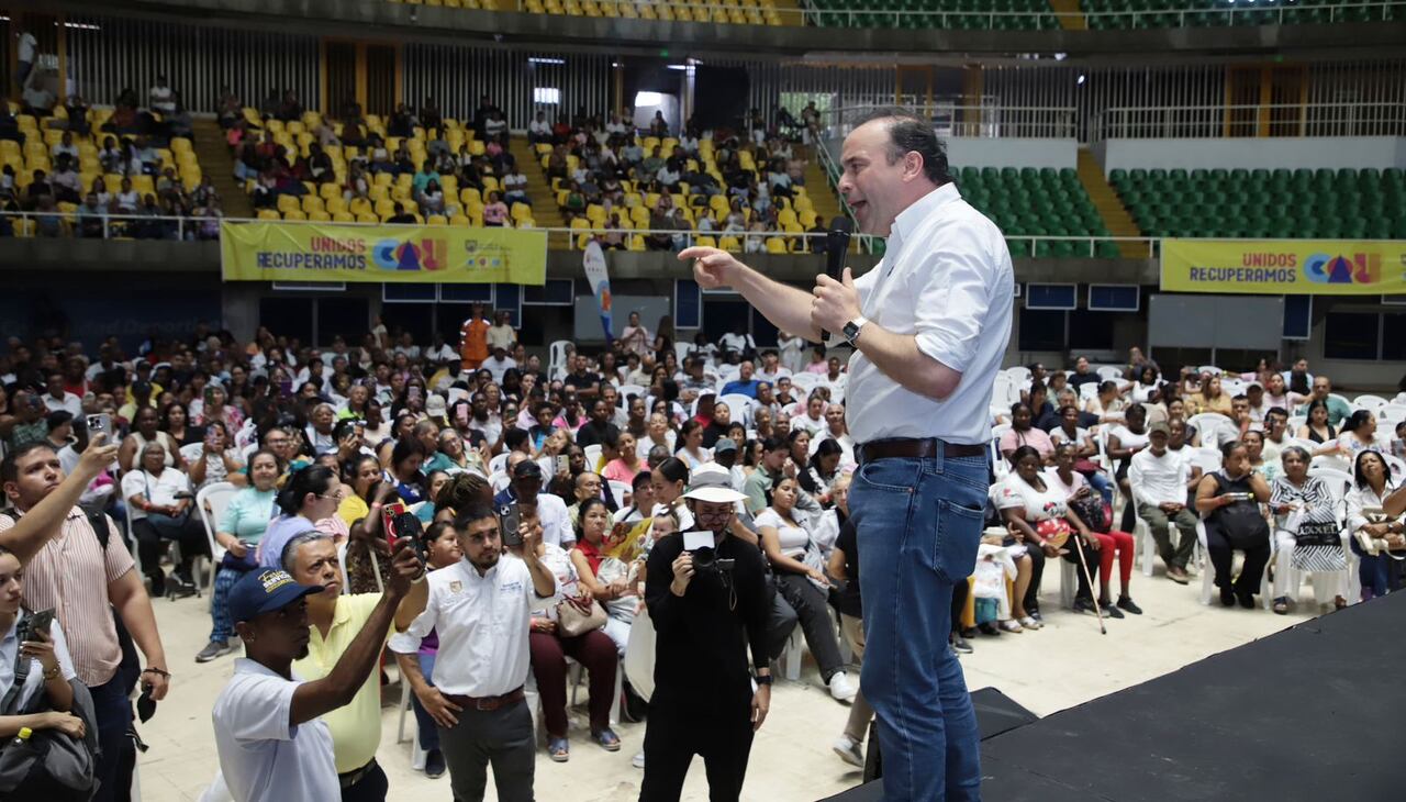 La entrega se hizo en el coliseo El Pueblo.
