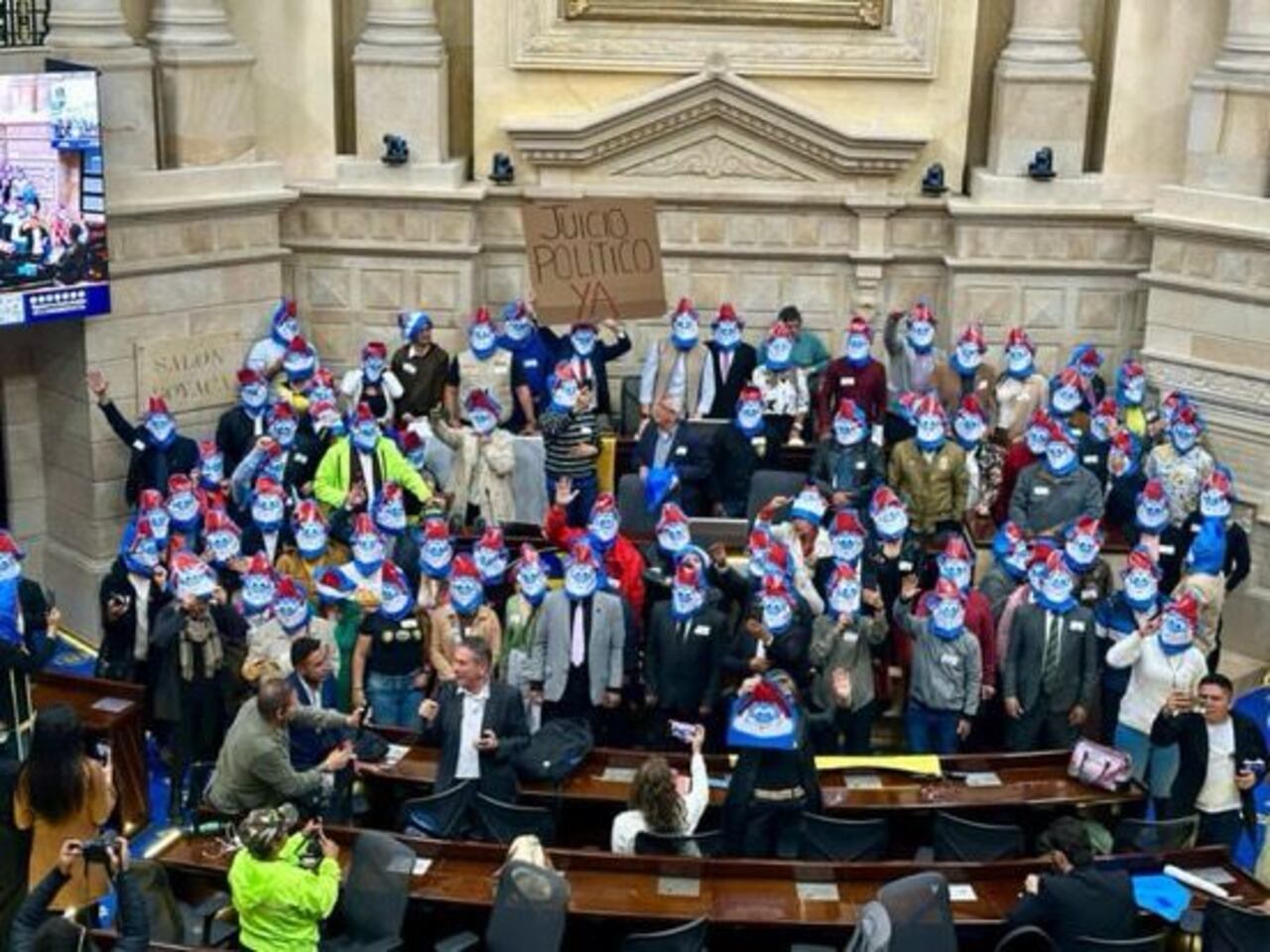 Con máscaras de Papá Pitufo, un grupo de personas, solicitaron al presidente de la Comisión de Acusaciones, el liberal Leonardo Gallego, que entregue respuestas sobre la investigación.