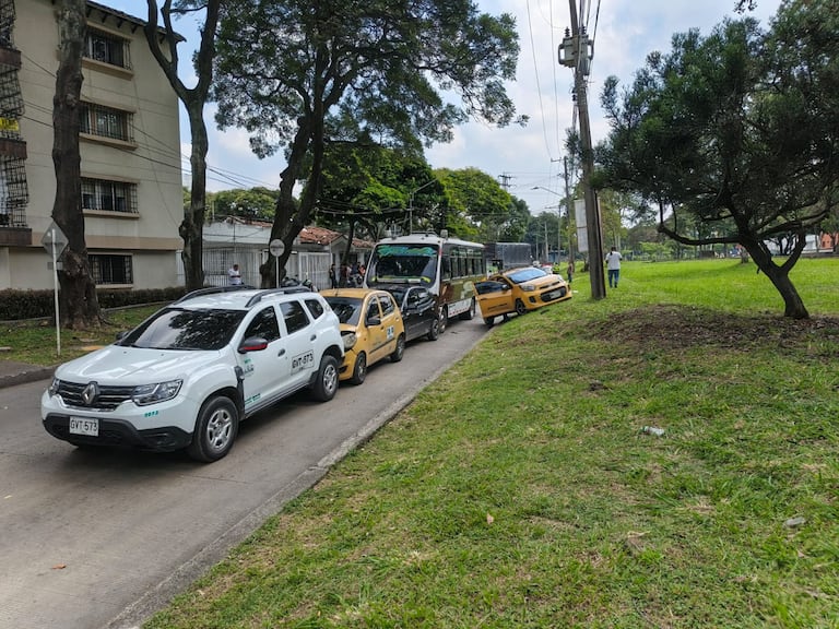 Choque múltiple entre al menos siete vehículos mantiene bloqueada la avenida 4 con 34 y genera fuertes congestiones hacia la terminal de transportes.