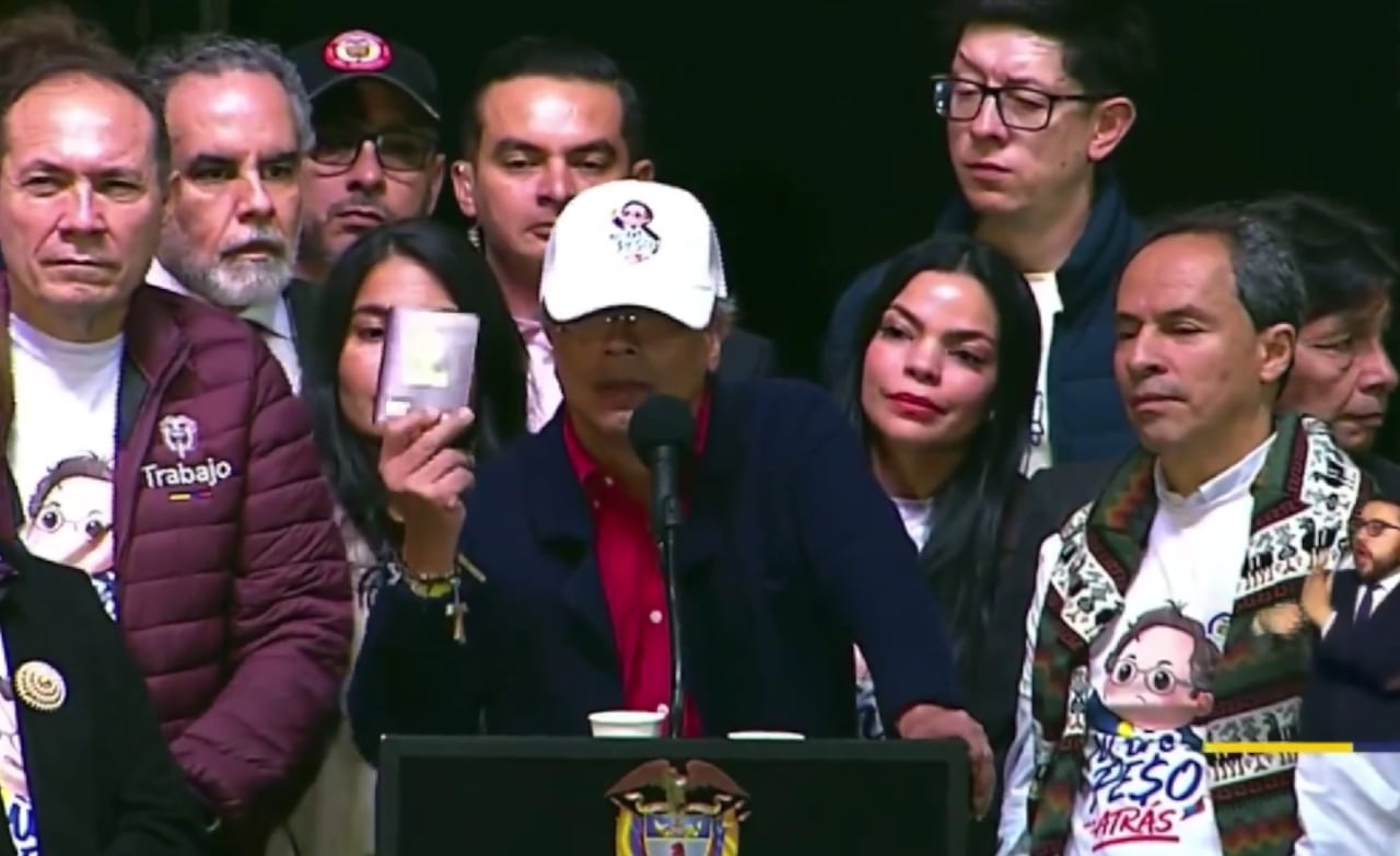 Gustavo Petro presentó el nuevo pasaporte de Colombia.