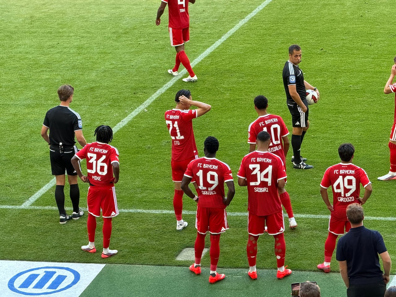 Jamal Musiala (10) segundos antes de ingresar en el partido amistoso contra Leipzig.
