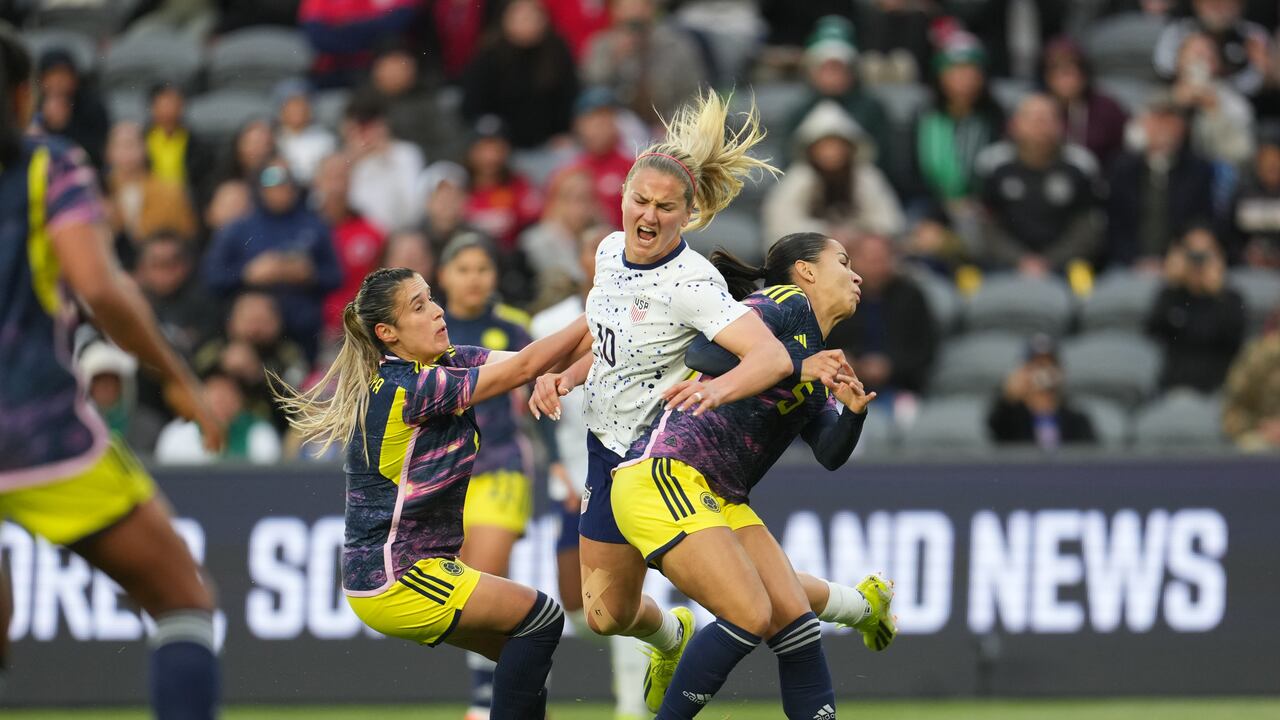 LOS ÁNGELES, CALIFORNIA - 3 DE MARZO: Lindsey Horan # 10 de Estados Unidos choca con Lorena Bedoya # 5 y Daniela Montoya # 6 de Colombia durante la primera mitad del partido de cuartos de final de la Copa Oro W de Concacaf 2024 en el Estadio BMO el 3 de marzo de 2024 en Los Ángeles, California. (Foto de Brad Smith/ISI Photos/USSF/Getty Images para USSF)