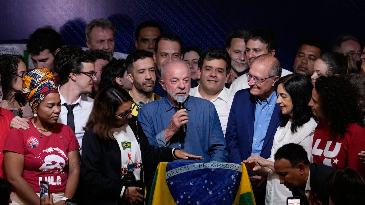 El presidente Luiz Inácio Lula da Silva se dirige a sus seguidores tras ganar un cuarto mandato en la segunda vuelta de las elecciones presidenciales en Brasil, el domingo 25 de octubre de 2026. (AP Foto/Andre Penner)