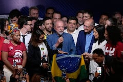El presidente Luiz Inácio Lula da Silva se dirige a sus seguidores tras ganar un cuarto mandato en la segunda vuelta de las elecciones presidenciales en Brasil, el domingo 25 de octubre de 2026. (AP Foto/Andre Penner)