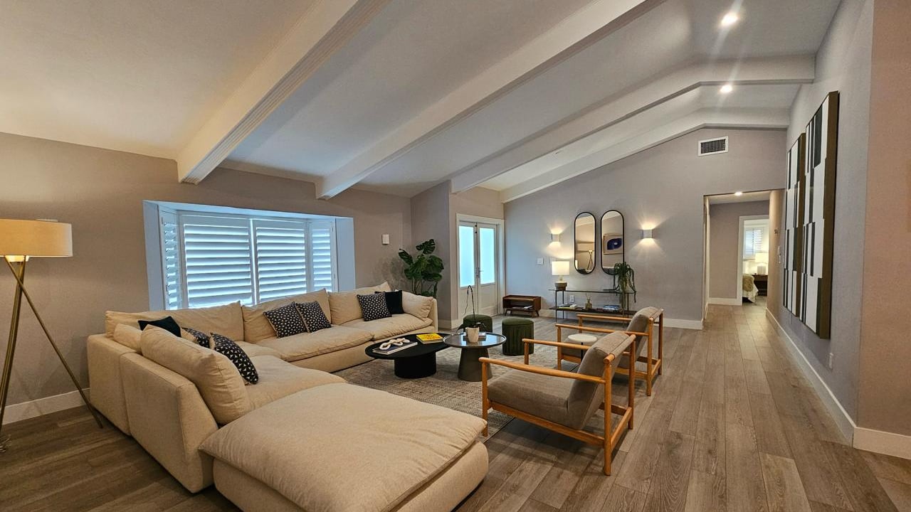 Los espejos, las lámparas y ciertas plantas recomendadas para espacios interiores son claves para aportar luminosidad y frescura. Conservar alguna pieza vintage puede darle acento a un lugar, puede ser una mesita retro, heredada de la abuela. Si se quiere aportar color a una sala como esta, se puede jugar con cojines de tonos vibrantes o un tapete llamativo.