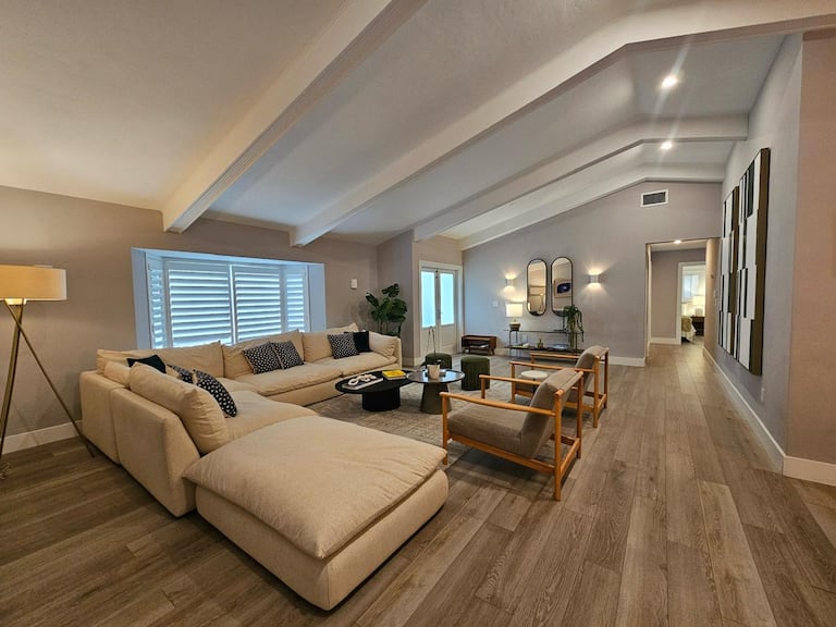 Los espejos, las lámparas y ciertas plantas recomendadas para espacios interiores son claves para aportar luminosidad y frescura. Conservar alguna pieza vintage puede darle acento a un lugar, puede ser una mesita retro, heredada de la abuela. Si se quiere aportar color a una sala como esta, se puede jugar con cojines de tonos vibrantes o un tapete llamativo.