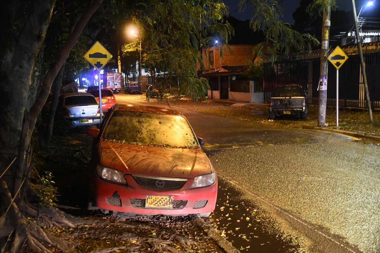 Fotodenuncia: Carros mal parqueados sobre la vía, presuntamente abandonados en la Calle 48 entre cr 49 y 50.