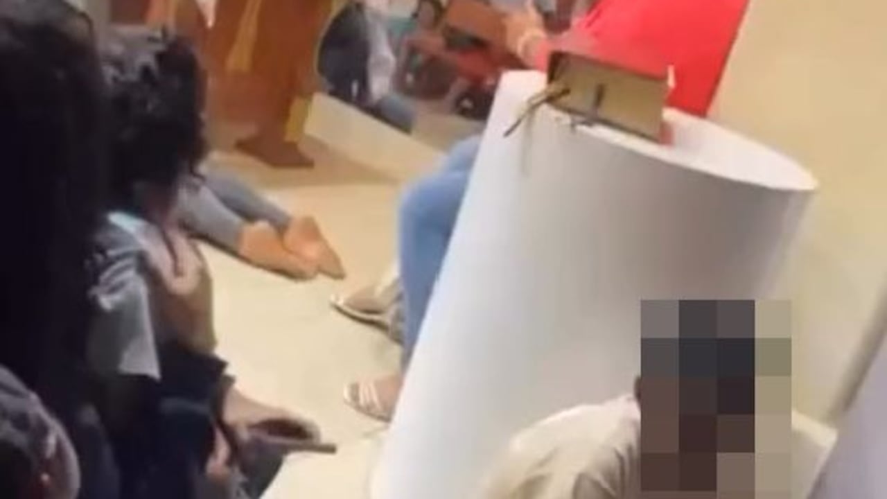 "Estamos cansados de esta guerra, donde somos los civiles los que estamos en medio de los ametrallamientos y explosiones, por eso le decimos al gobierno nacional que busque cuanto ante una salida negociada a este conflicto", dijo el alcalde de Suárez, Cauca, César Cerón.