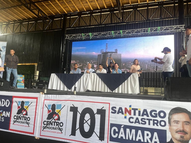 Juan Felipe Murgueitio, concejal de Cali y organizador del evento; Christian Garcés, candidato al Senado; Santiago Castro, candidato a la Cámara; y Rafael Rodríguez, diputado, firmaron el compromiso público por seguridad, movilidad e inversión para la región.