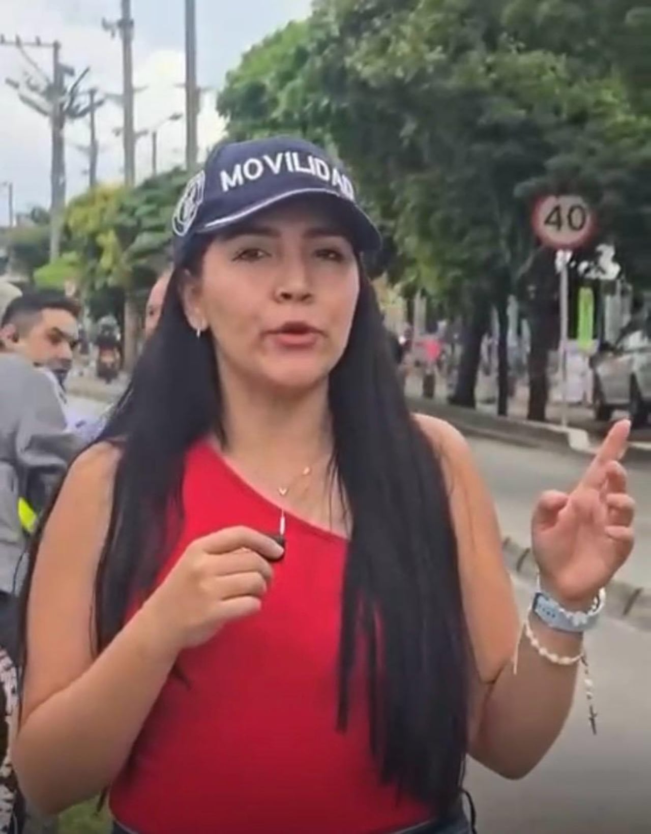 Mientras la funcionaria de Movilidad grababa video de la jornada de educación vial, el guarda que había sido arrollado fue insultado por el motociclista que regresó al lugar.