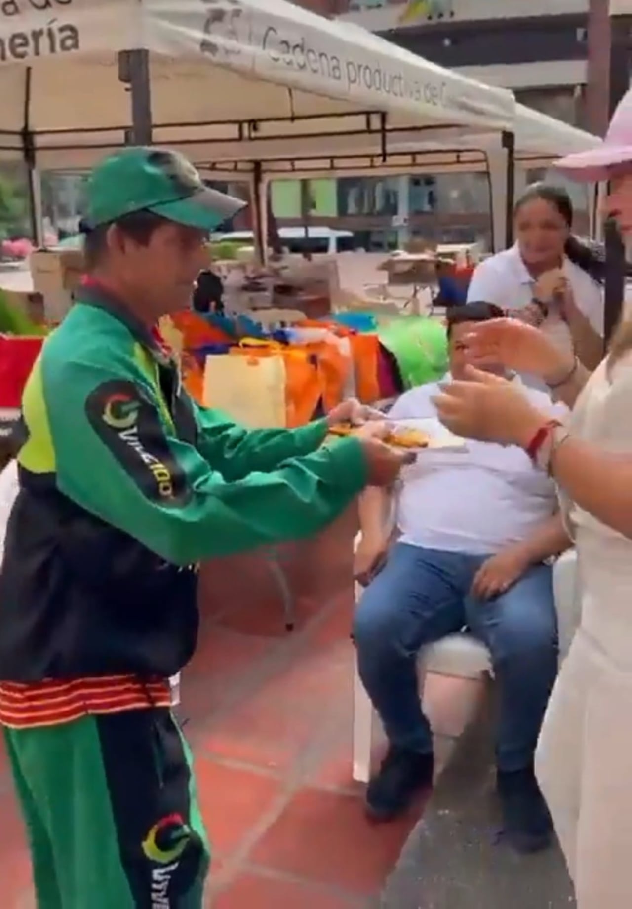 Vendedor de Vive 100 que donó un cuaderno y tres lápices en Neiva recibió apoyo tras hacerse viral.