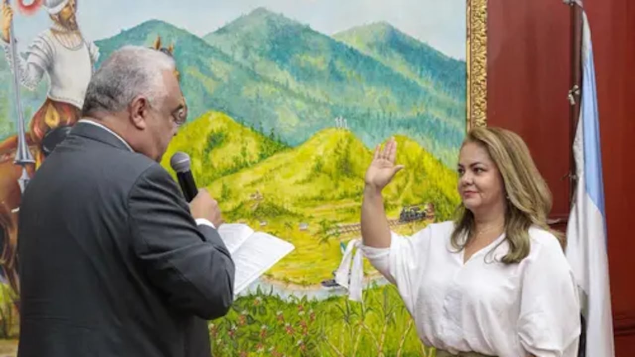 Lina Marcela Vásquez posesionándose como contralora del Valle del Cauca ante la Asamblea Departamental.