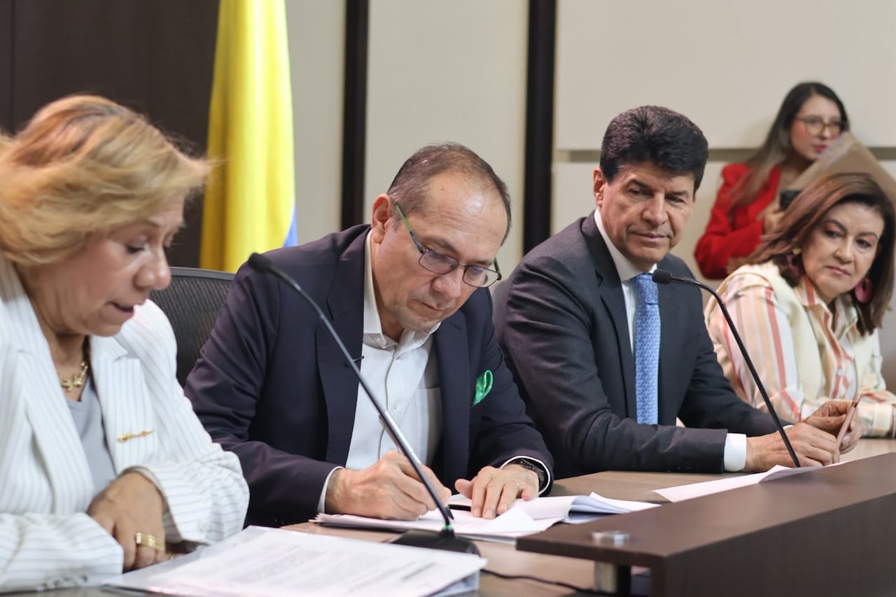 Antonio Sanguino, ministro de Trabajo, en la radicación de proyectos de ley laborales.