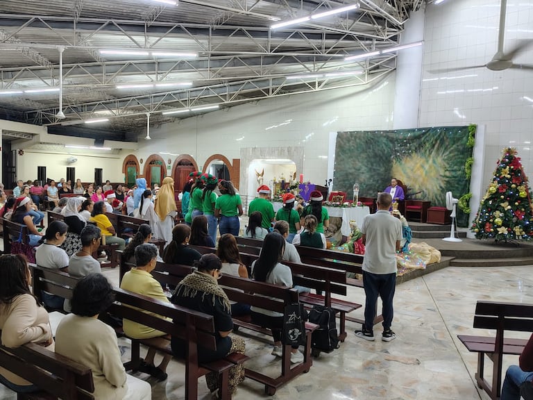 Novena de Navidad en la parroquia Divino Niño, de Cali.