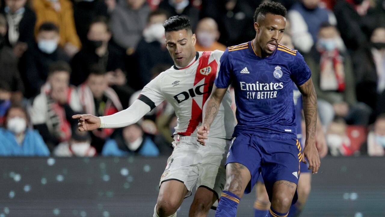 Falcao disputa un balón con Eder Militao, en el último partido entre Rayo y Real Madrid en Vallecas (2-1)