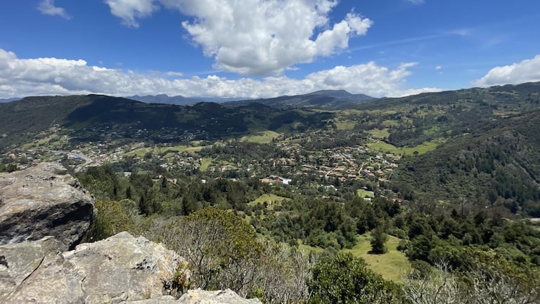 La marca Atmos presentó su sendero La Serrana, una experiencia con la naturaleza, que realza su compromiso ambiental.