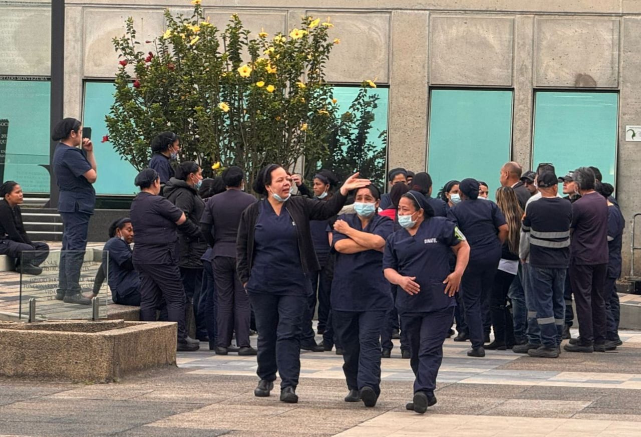 Empleadas de servicio en la Fiscalía protestan por falta de pago