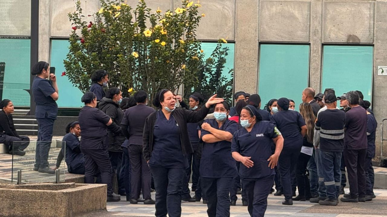 Empleadas de servicio en la Fiscalía protestan por falta de pago