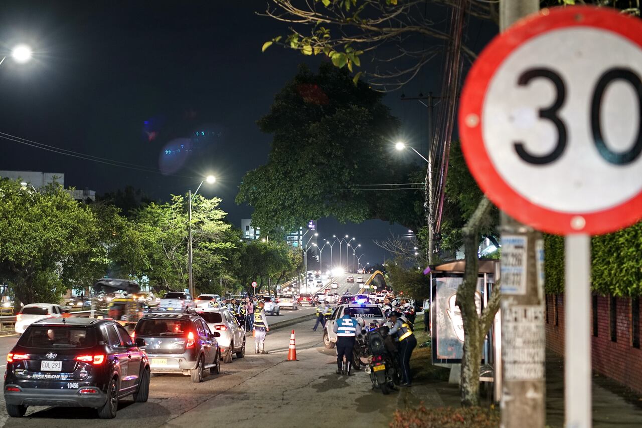 Cali ya cuenta con dos nuevas cámaras móviles de foto detección nocturna. Elementos donados por internacional Bloomberg Philanthropies. Ahora el control de velocidad se podrá realizar durante toda la noche gracias a los dispositivos láser de estos equipos que estarán ubicados de manera itinerante en los principales corredores viales de la ciudad.