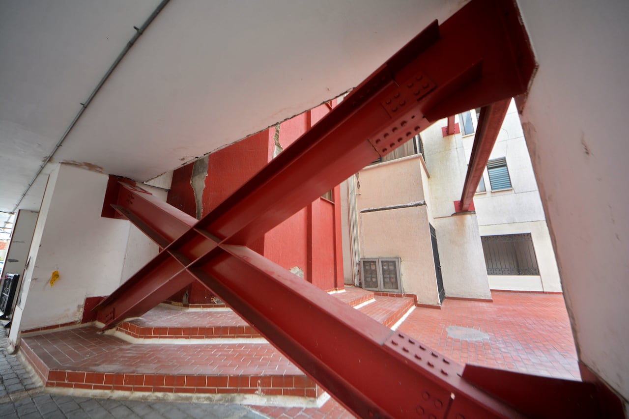 Este es parte del reforzamiento estructural realizado en Torres de Alicante, sobre la Calle Novena.