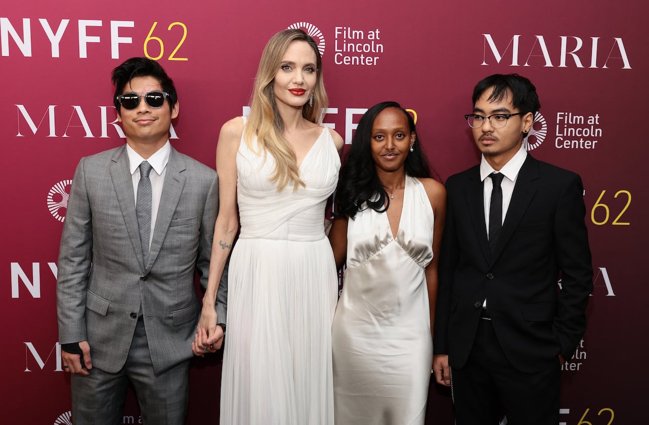 (De izquierda a derecha) Pax Thien Jolie-Pitt, Angelina Jolie, Zahara Marley Jolie y Maddox Chivan Jolie-Pitt asisten a la proyección de "Maria" durante el 62.º Festival de Cine de Nueva York en el Alice Tully Hall del Lincoln Center el 29 de septiembre de 2024 en la ciudad de Nueva York.