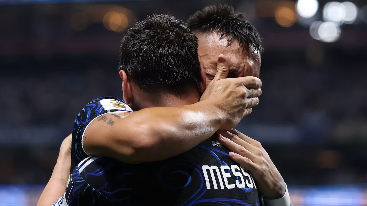 Jugadores de Argentina se abrazan luego de su paso a la final de la Copa Mundo 2026. Foto: Fifa