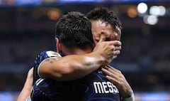 Jugadores de Argentina se abrazan luego de su paso a la final de la Copa Mundo 2026. Foto: Fifa