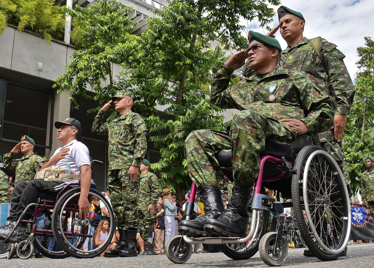 Este domingo 20 de julio, cientos de caleños llegaron hasta la tradicional Avenida Sexta, en el norte de Cali, para acompañar el desfile militar y policial con el que se conmemoraron los 215 años de la Independencia de Colombia, El desfile comenzó en la Plazoleta Jairo Varela y terminó en el CAI de Chipichape, en el norte de la ciudad y se convirtió en un acto lleno de civismo, orgullo patrio y reconocimiento a la labor de la Fuerza Pública. Fotos Raúl Palacios / El País.