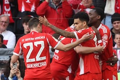 El defensa portugués del Bayern de Múnich, Raphael Guerreiro (izq.), número 22, celebra con sus compañeros, entre ellos Luis Díaz (segundo de derecha a izquierda) tras marcar el gol del empate (1-1) durante el partido de la Bundesliga, la primera división alemana, entre el FC Bayern de Múnich y el VfB Stuttgart en Múnich, al sur de Alemania, el 19 de abril de 2026. (Foto de Karl-Josef HILDENBRAND / AFP)