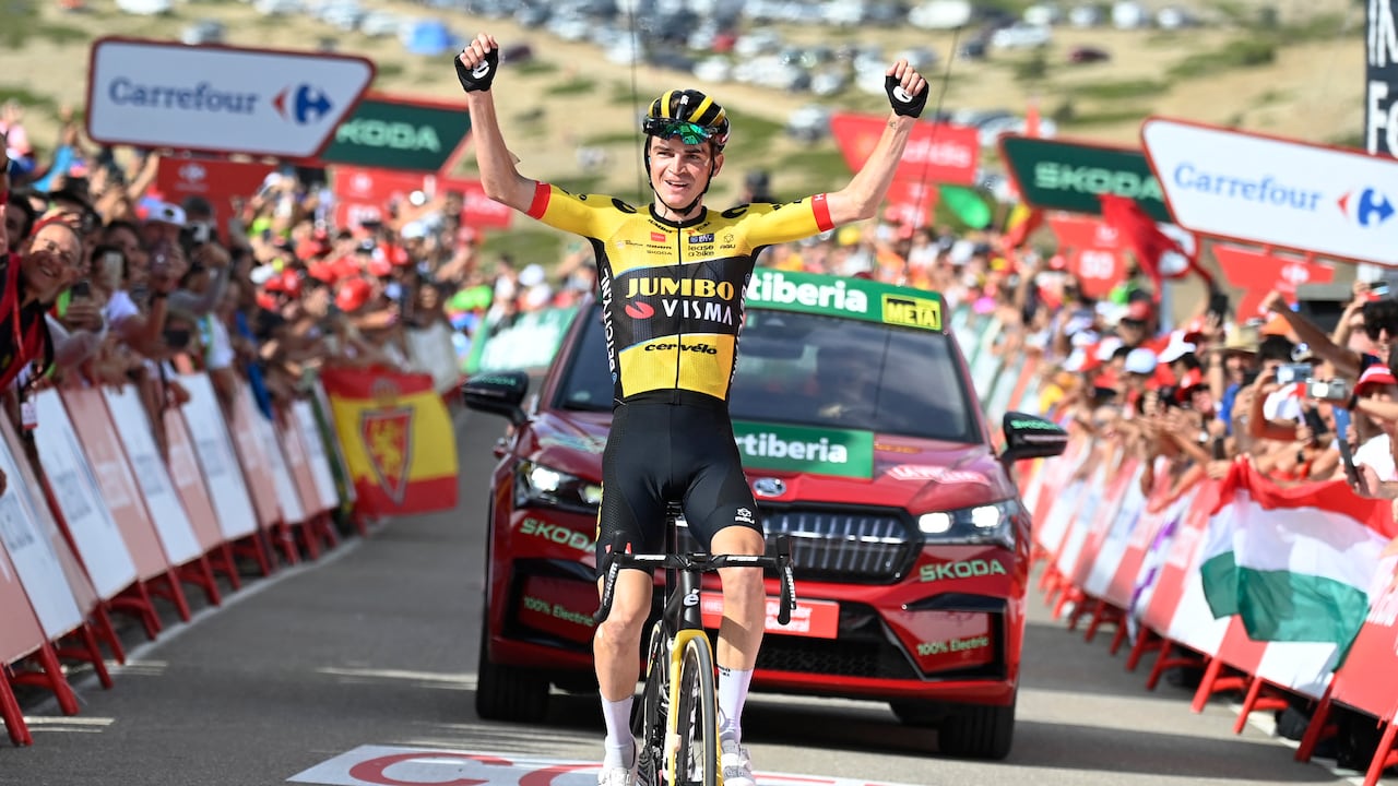 El ciclista estadounidense del equipo Jumbo-Visma, Sepp Kuss, celebra ganar la sexta etapa de la vuelta ciclista a España 2023, una carrera de 183,1 km desde La Vall d'Uixo hasta el Alto de Javalambre, el 31 de agosto de 2023. (Foto de JOSE JORDANIA / AFP)