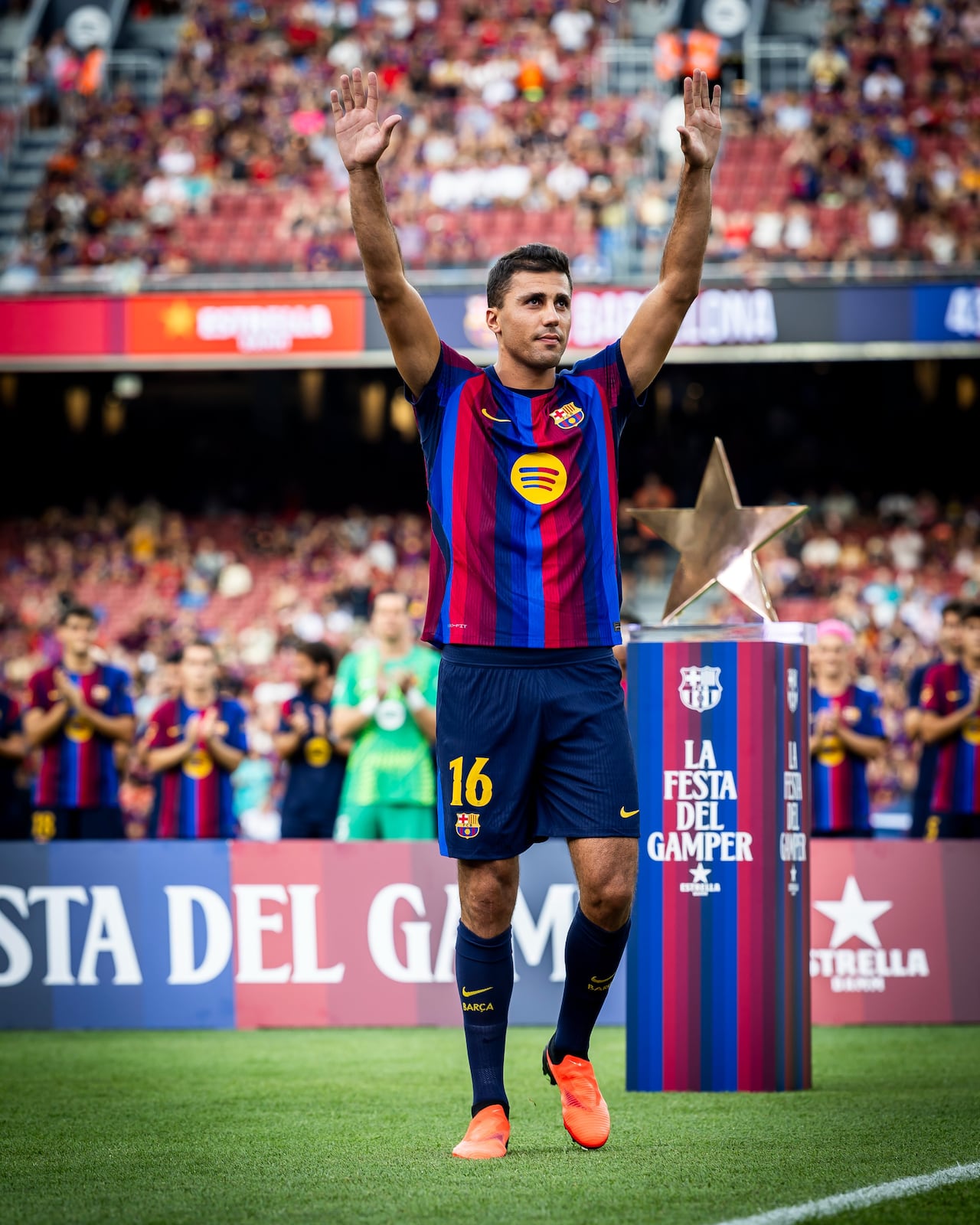 Rodri agradece la ovación de los hinchas del FC Barcelona en su presentación.
