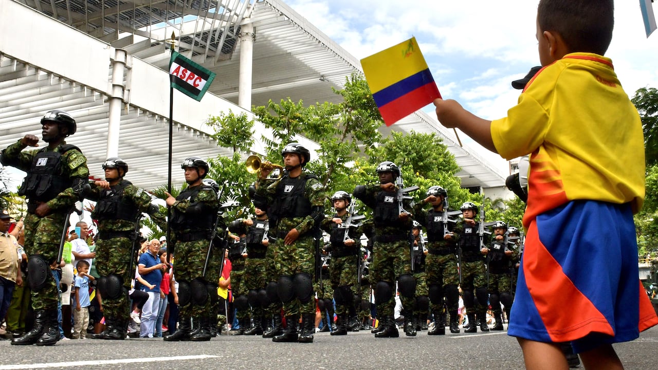 Este domingo 20 de julio, cientos de caleños llegaron hasta la tradicional Avenida Sexta, en el norte de Cali, para acompañar el desfile militar y policial con el que se conmemoraron los 215 años de la Independencia de Colombia, El desfile comenzó en la Plazoleta Jairo Varela y terminó en el CAI de Chipichape, en el norte de la ciudad y se convirtió en un acto lleno de civismo, orgullo patrio y reconocimiento a la labor de la Fuerza Pública. Fotos Raúl Palacios / El País.