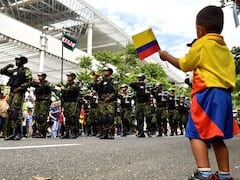 Este domingo 20 de julio, cientos de caleños llegaron hasta la tradicional Avenida Sexta, en el norte de Cali, para acompañar el desfile militar y policial con el que se conmemoraron los 215 años de la Independencia de Colombia, El desfile comenzó en la Plazoleta Jairo Varela y terminó en el CAI de Chipichape, en el norte de la ciudad y se convirtió en un acto lleno de civismo, orgullo patrio y reconocimiento a la labor de la Fuerza Pública. Fotos Raúl Palacios / El País.