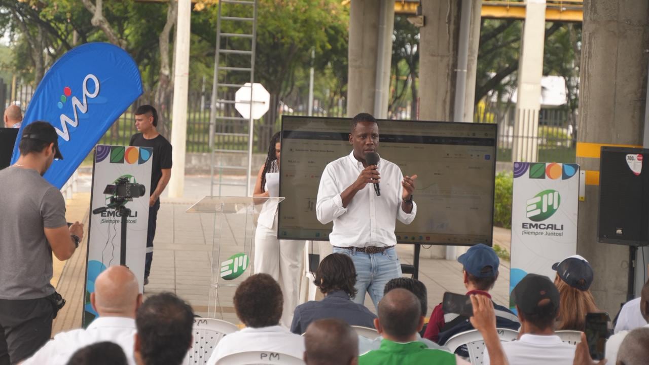 Roger Mina, gerente general de EMCALI, destacó que la planta solar instalada en la Terminal Simón Bolívar permite generar energía cerca del punto de consumo, reducir pérdidas en la red y fortalecer la eficiencia del sistema eléctrico.