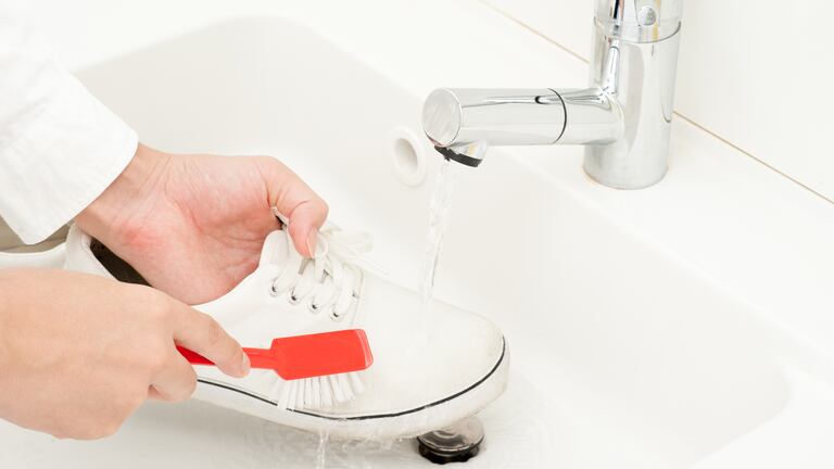 ¡No los metas en la lavadora! El truco fácil para limpiar cordones de las zapatillas en 15 minutos 8 Merca2.es Paso 3: lavado a mano para resultados óptimos
