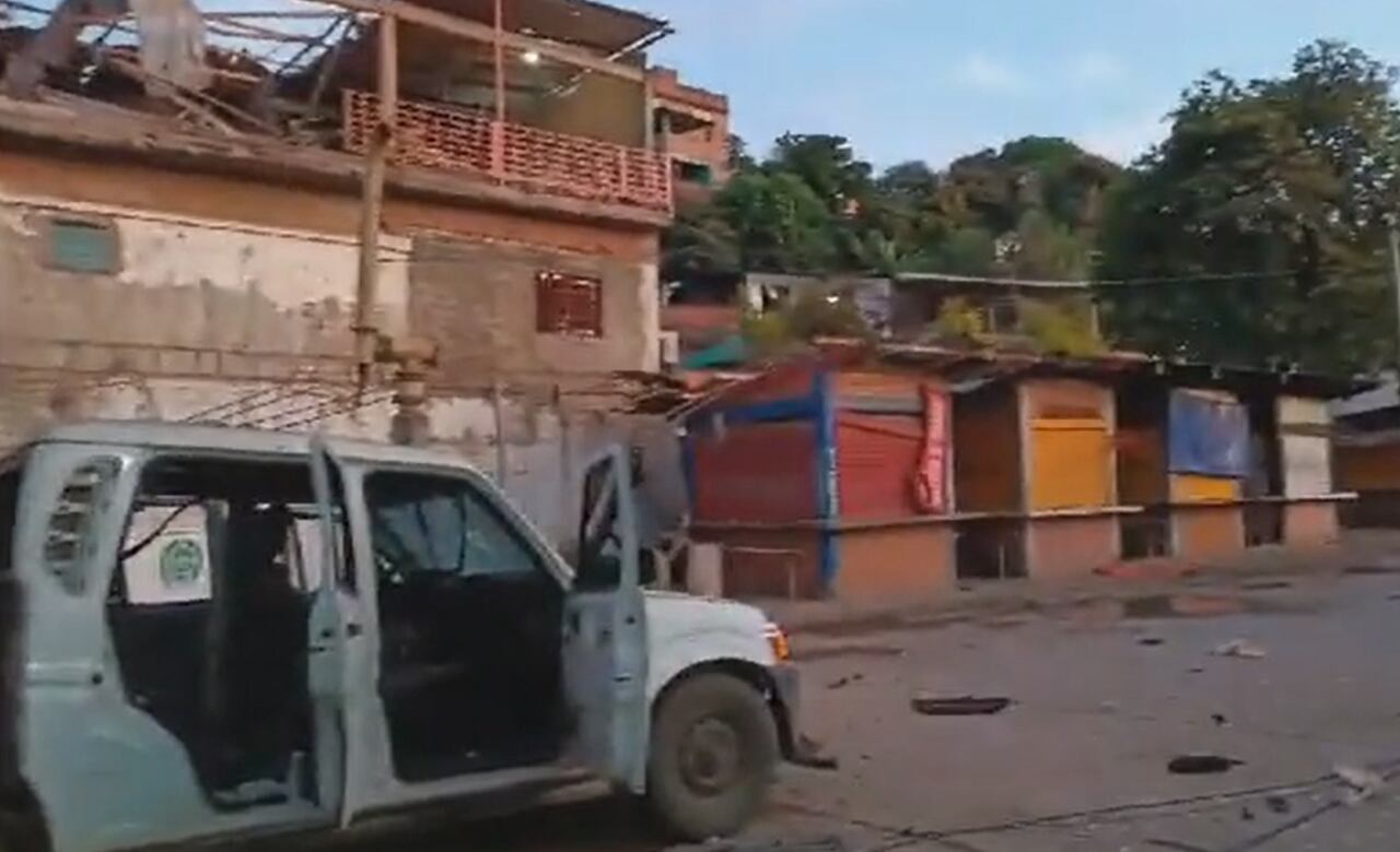 Dos camionetas cargadas con explosivos fueron activadas cerca de las estaciones de Policía en el departamento de Cauca.