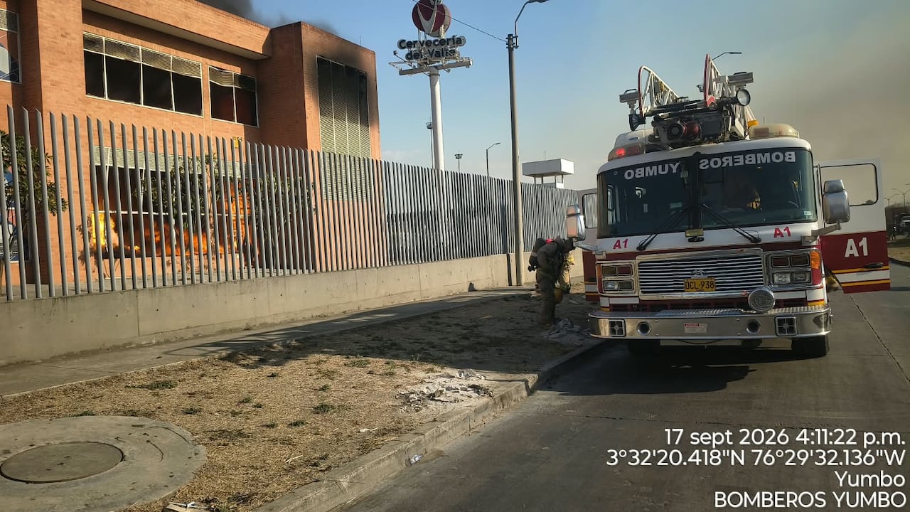 El cuerpo de Bomberos de Yumbo atiende la emergencia en la Cervecería del Valle.