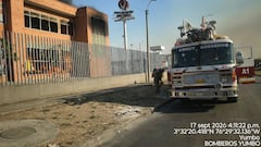 El cuerpo de Bomberos de Yumbo atiende la emergencia en la Cervecería del Valle.