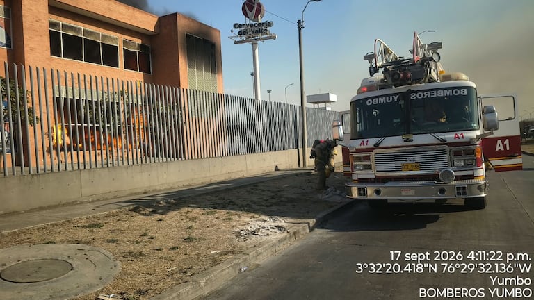 El cuerpo de Bomberos de Yumbo atiende la emergencia en la Cervecería del Valle.