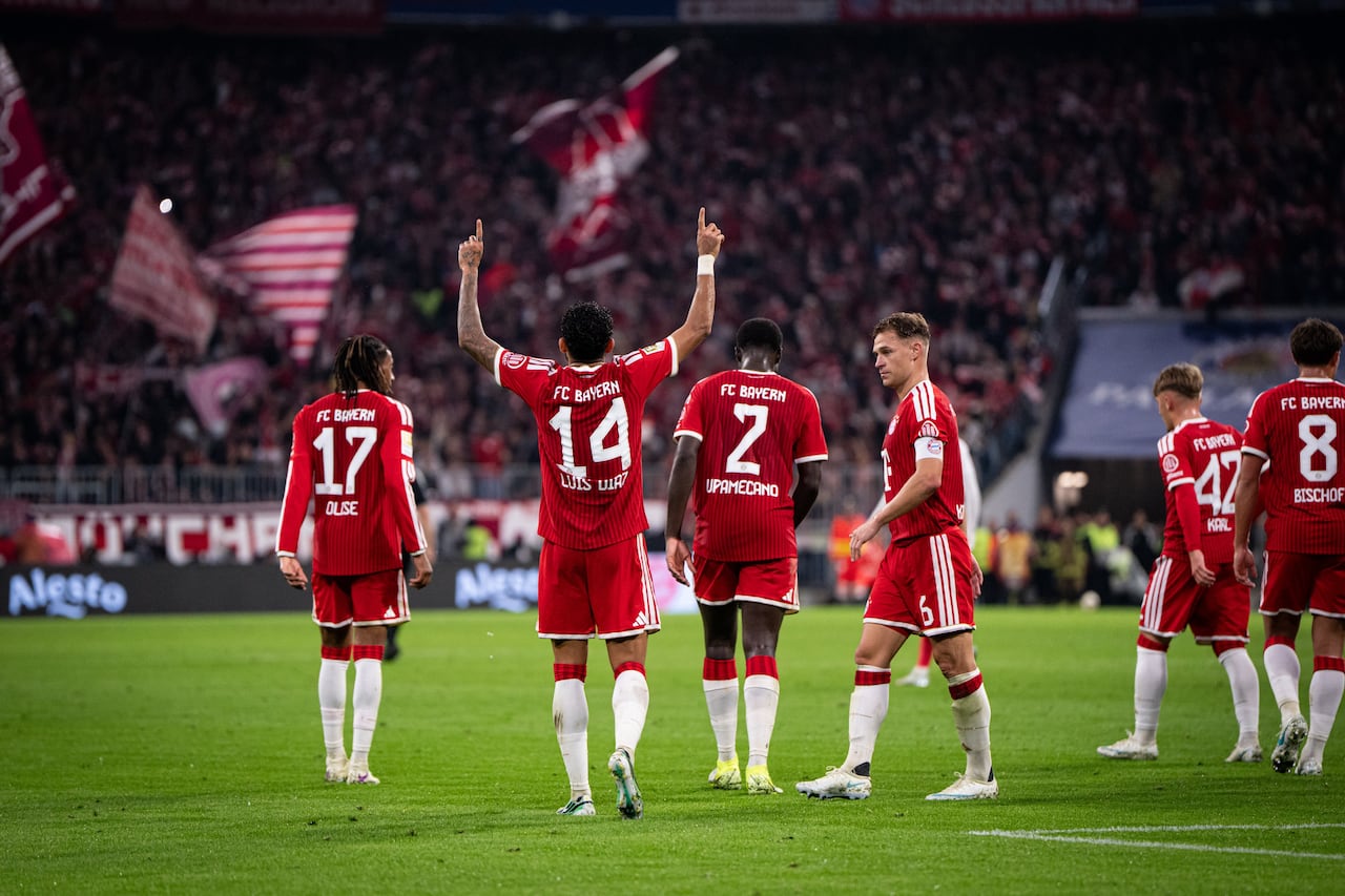 Luis Díaz (14) celebra al marcar uno de los tanto de la goleada ante el RB Leipzig por la Bundesliga.