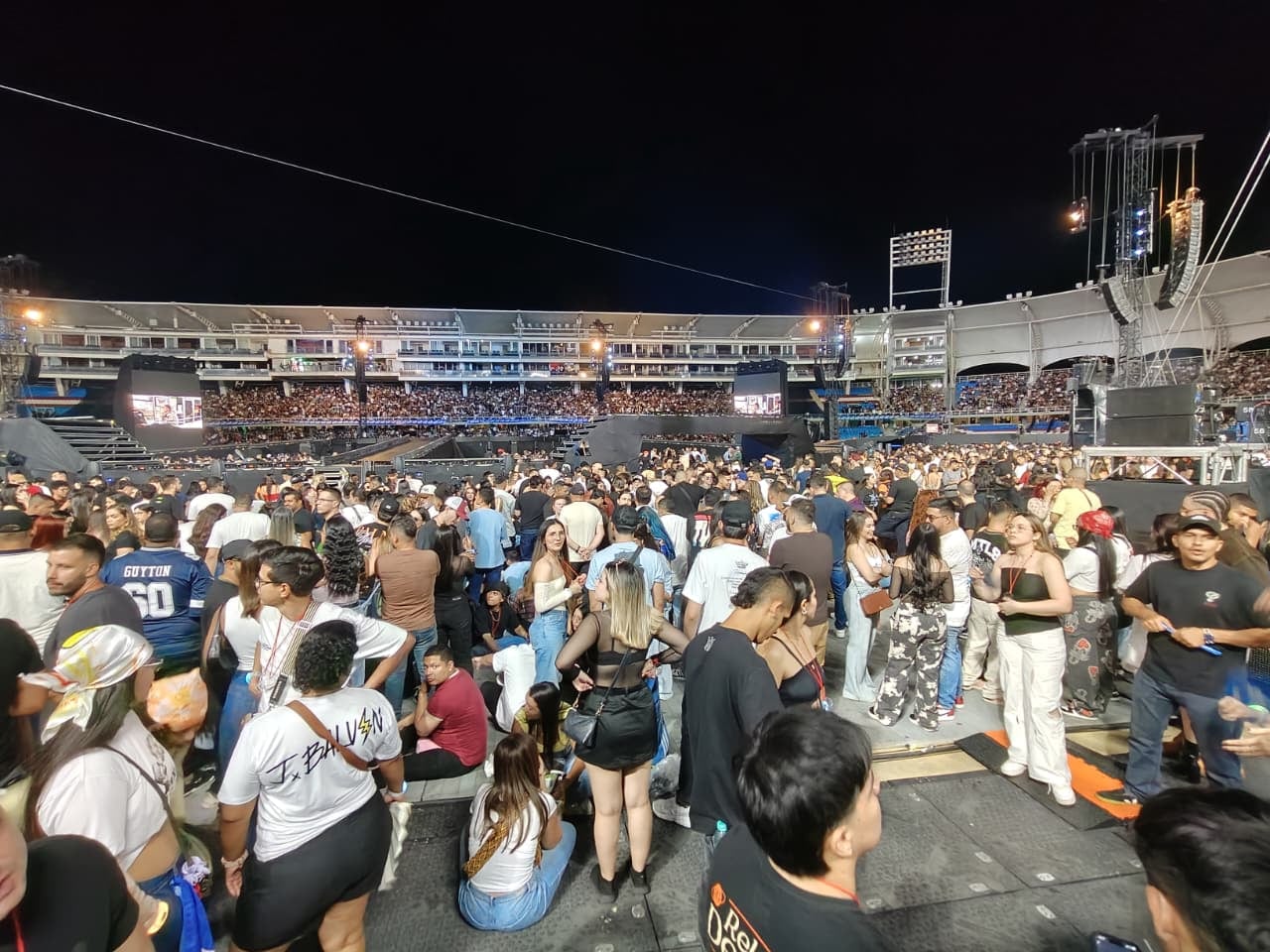 Miles de asistentes llegaron desde la tarde al estadio Olímpico Pascual Guerrero para vivir el inicio de la gira de J Balvin en Colombia.