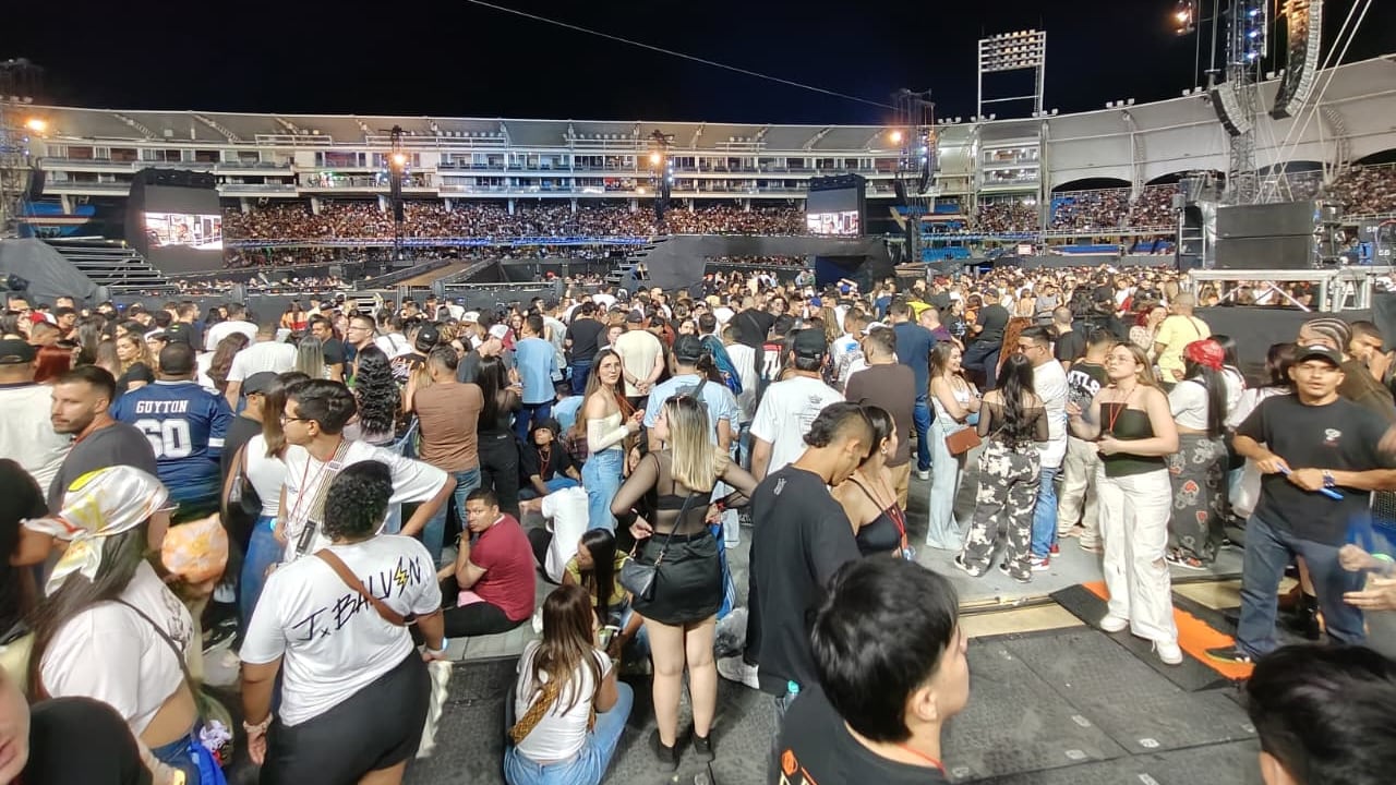Miles de asistentes llegaron desde la tarde al estadio Olímpico Pascual Guerrero para vivir el inicio de la gira de J Balvin en Colombia.