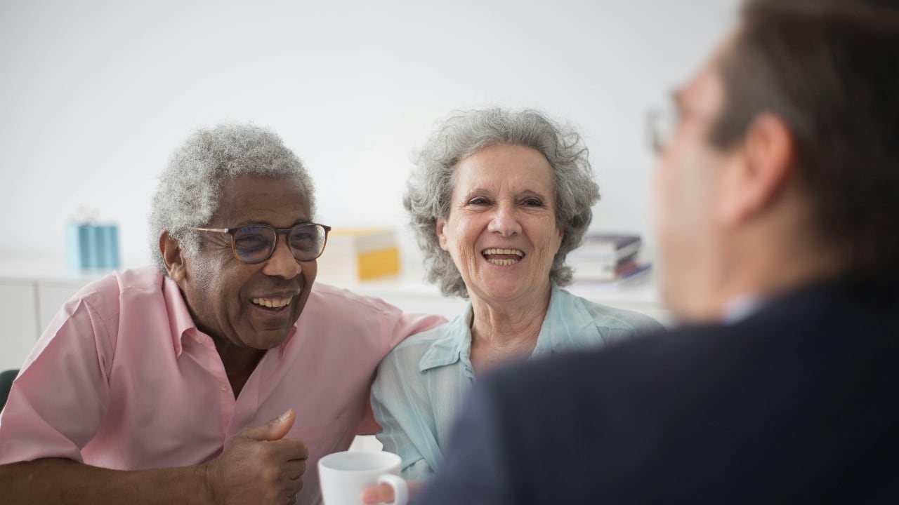 Adultos mayores participaron en una cabina de conversación en Parque La Colina para grabar su historia de vida.