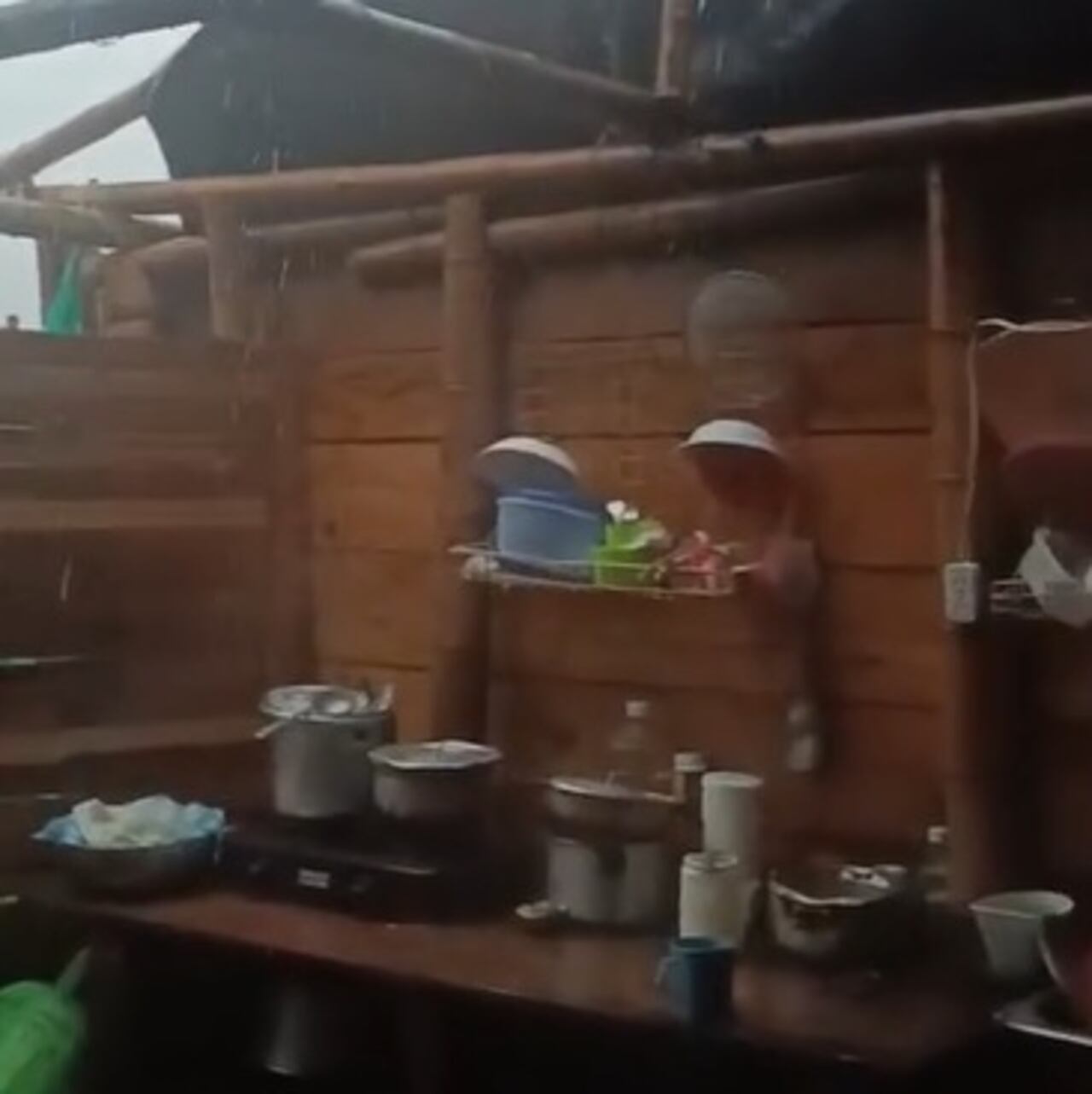 Todas las pertenencias de esta familia terminaron mojadas luego que el techo de la vivienda terminara arrancado por el fuerte viento que acompañó al aguacero.