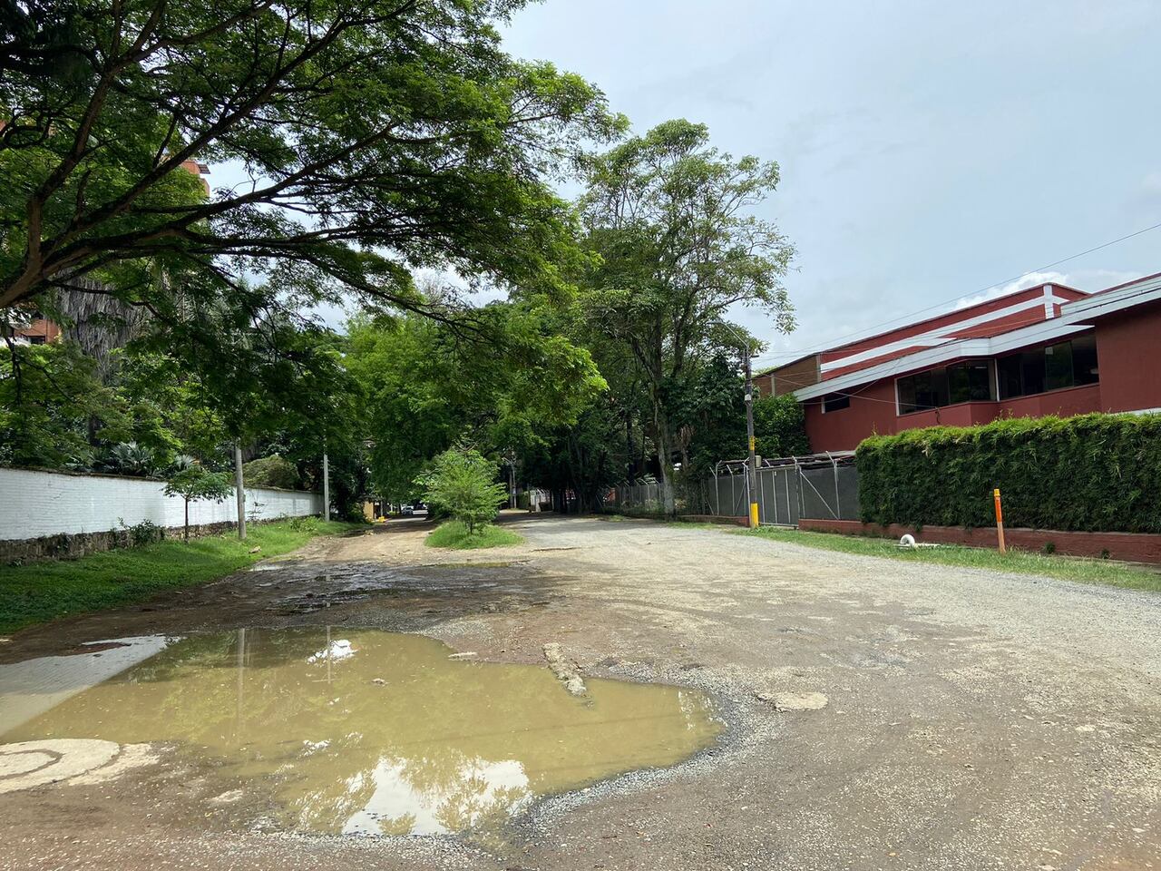 El Colegio Reyes Católicos tenía la responsabilidad de intervenir esta carretera, pero hizo caso omiso a su responsabilidad. | Foto: Concejal Juan Martín Bravo