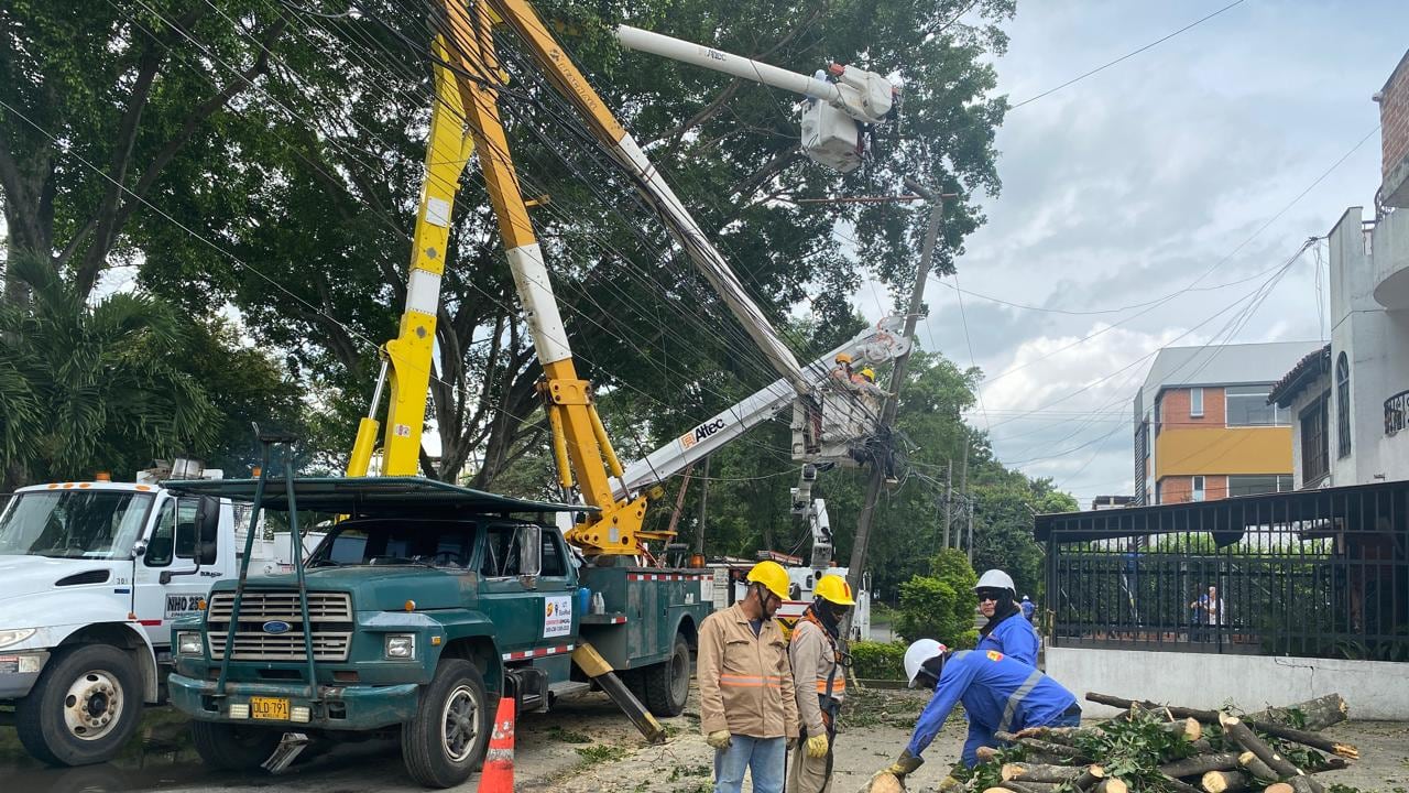 Emcali trabaja en retirar árbol caído sobre la avenida 4N entre calles 40 y 41 y las líneas primarias, también se cambia poste quebrado.