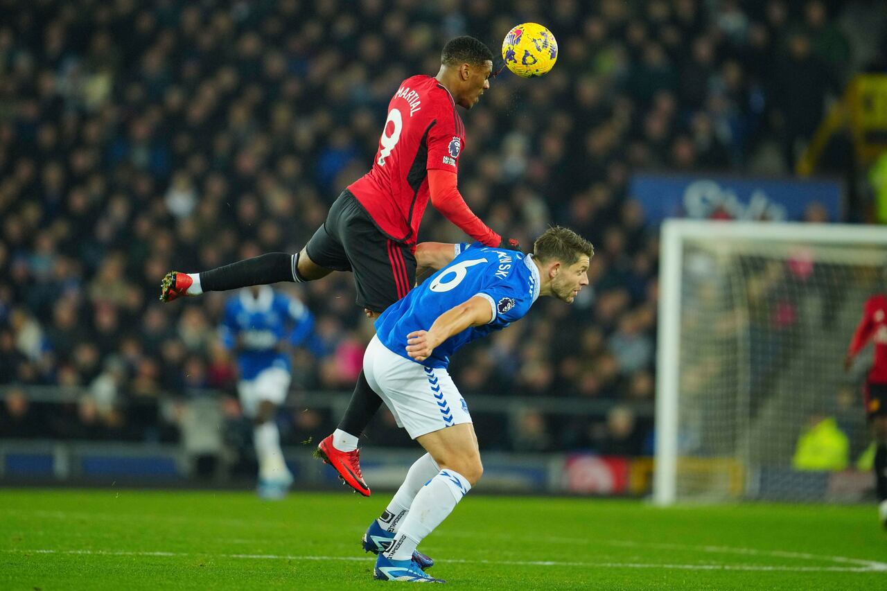 Manchester United gana 3-0 al Everton con golazo de Garnacho