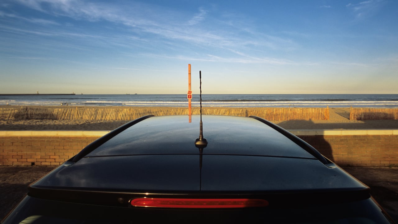 Desde recibir señales de radio hasta conectar sistemas de navegación, la antena del carro desempeña un papel crucial en la conectividad del vehículo.