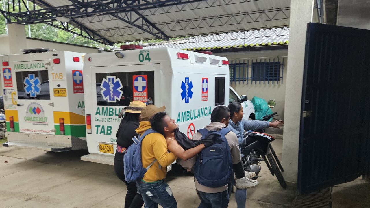 La comunidad nasa en marcha y en medio del dolor acompañaba a la siembra o sepelio de Édgar Tumiñá, llevando en sus rostros la memoria de un importante líder que abanderó la lucha por el territorio de Toribío.